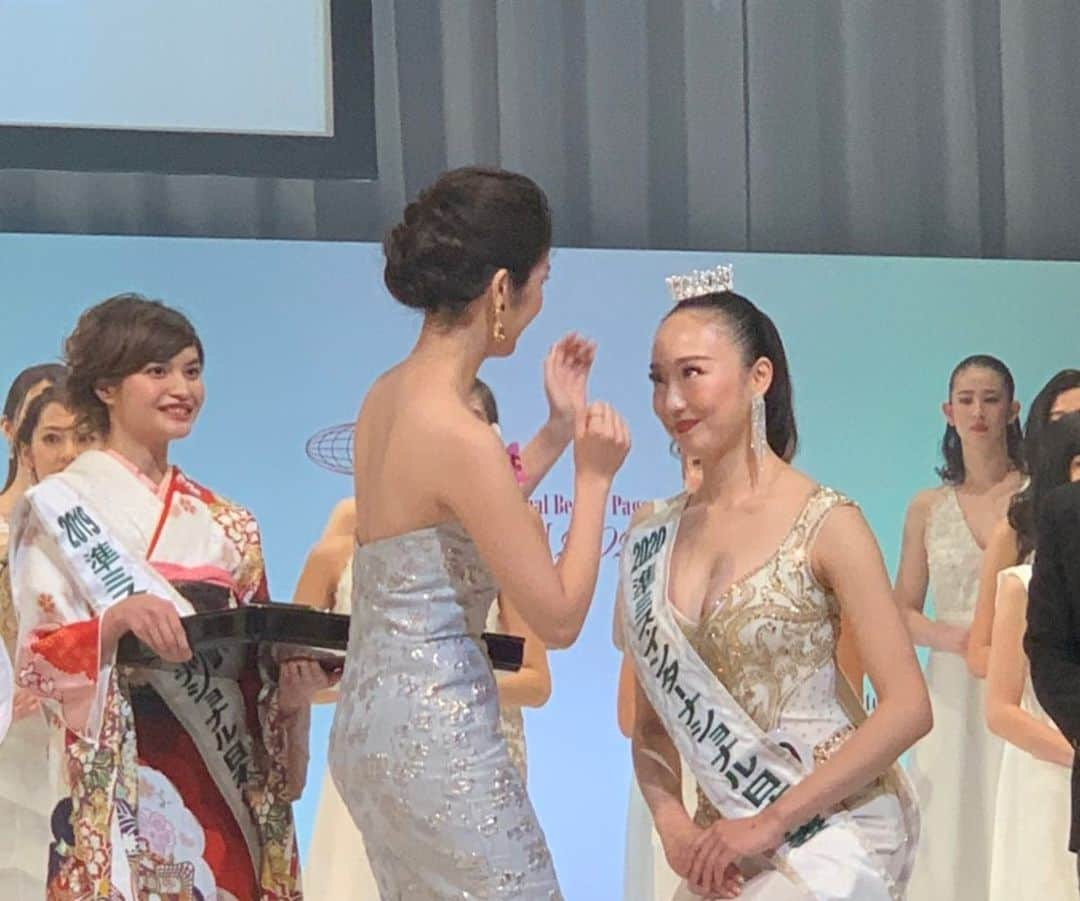 杉本雛乃さんのインスタグラム写真 - (杉本雛乃Instagram)「Miss International Japan 2020 👑 Chiho Terauchi @chiho_missinternational . . 1st runner-up Sanae Kangyu @sanaekangyu  2nd runner-up Minami Katsuno @minami_missinternational  3rd runner-up Ibuki Ishii @ibuki_ishii  4th runner-up Ai Naito @ainaito_missinternational . . 入賞者の皆さん、本当におめでとうございます💕 私は5位の愛ちゃんにクラウンをお渡ししました。 表彰式での皆さんは、本当に素敵な笑顔が輝いていました✨ . 千穂さん、 これから沢山の人に愛されて、素敵な1年を送って下さい💕 ずっとずっと、応援しています！ どうしていいか分からなくなった時は、 朋峰ちゃんや、私や、OGの皆さんに、 いつでも頼って下さいね😌 . 最前列の特等席から見たファイナリストの皆さんは、 本当に本当に輝いていました😌✨ この大会が皆さんにとって素敵な財産となりますように...！ . #missinternationaljapan2020」11月27日 22時34分 - hinano_sugimoto