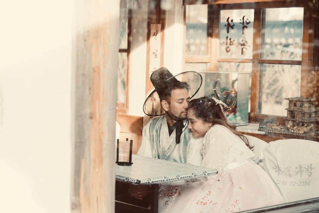 Raffi Ahmadさんのインスタグラム写真 - (Raffi AhmadInstagram)「Traditional Drama Korea ❤️ 🇰🇷 Romantis gak ??? 😊 - Photo by @bongky.capture」11月27日 22時36分 - raffinagita1717