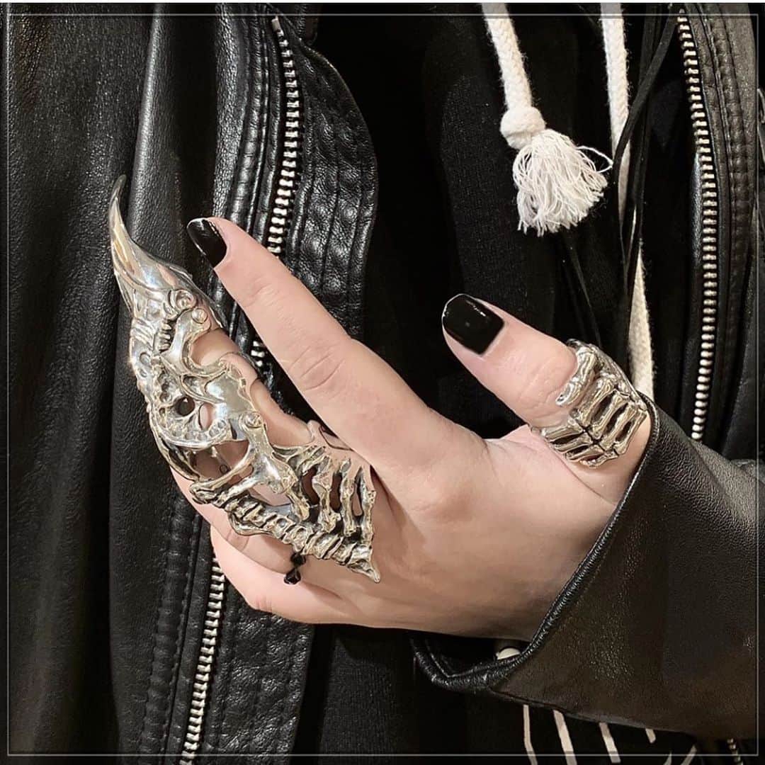 のインスタグラム：「Tokyo Customer showing off some great choices 👏💀👏 #heavymetal #armourring #armour #bone #hand #skull #gothic #gothicjewellery #christmas #nails #jewellery #silver」