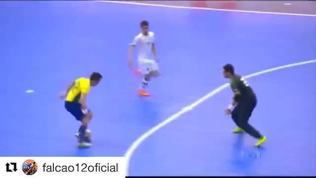 アレッサンドロ・ローザ・ヴィエイラのインスタグラム：「VÍDEO- Esse gol mostra uma coisa! Quantas vezes você enfrenta o goleiro e ele não tem a reação esperada? Você tem o plano B? Sabe o que da isso? Repetição de treinamento!  Eu fui pra dar aquela puxadinha pra direita,e o goleiro não caiu no drible,tive que mudar o rumo da jogada e “tirar” do goleiro!  Final de campeonato,o sangue frio tem que prevalecer!  Desarme e Assistência @lecofutsal」