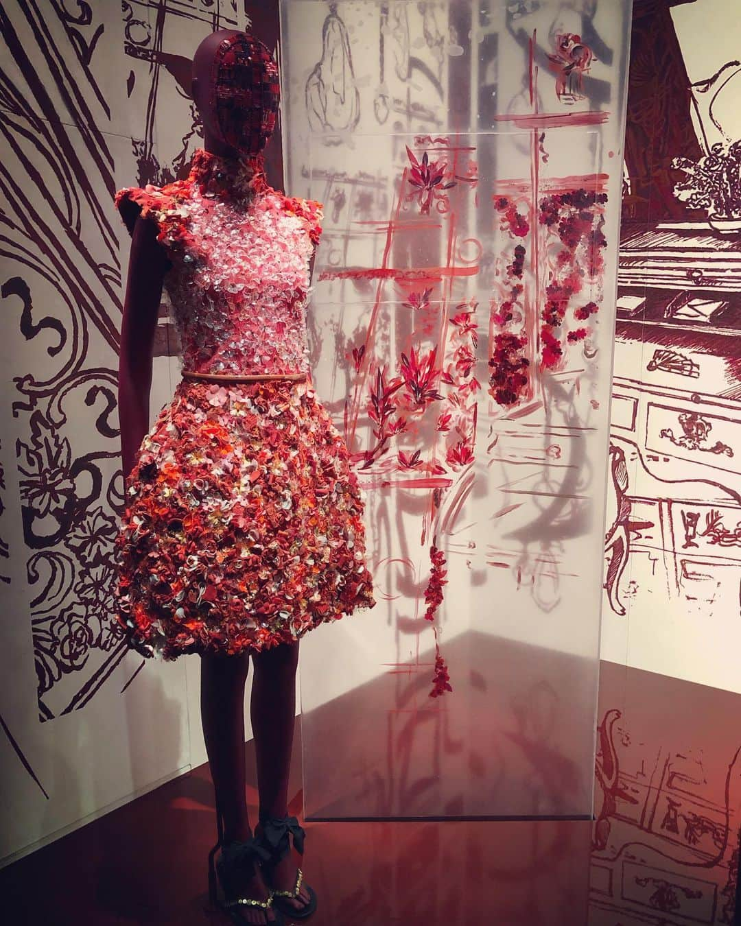 葛巻舞香さんのインスタグラム写真 - (葛巻舞香Instagram)「CHANEL "MADEMOISELLE PRIVE TOKYO展" "RED"  シャネルのコレクションにそれほど多くは登場しない赤。 でも、私達の身体の中に一番多く含まれている赤（血）。 その滾る思いを表現したような情熱的なコレクションブース。  #CHANEL #シャネル #mademoiselleprive #mademoiselleprivetokyo」11月27日 22時42分 - maika.kzm