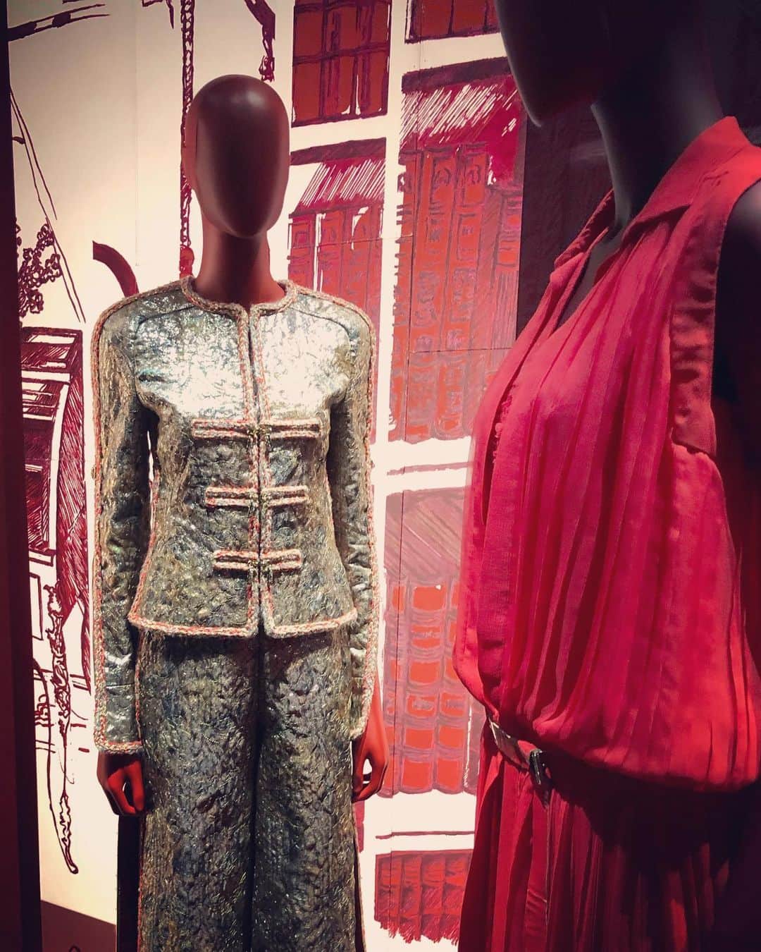葛巻舞香さんのインスタグラム写真 - (葛巻舞香Instagram)「CHANEL "MADEMOISELLE PRIVE TOKYO展" "RED"  シャネルのコレクションにそれほど多くは登場しない赤。 でも、私達の身体の中に一番多く含まれている赤（血）。 その滾る思いを表現したような情熱的なコレクションブース。  #CHANEL #シャネル #mademoiselleprive #mademoiselleprivetokyo」11月27日 22時42分 - maika.kzm