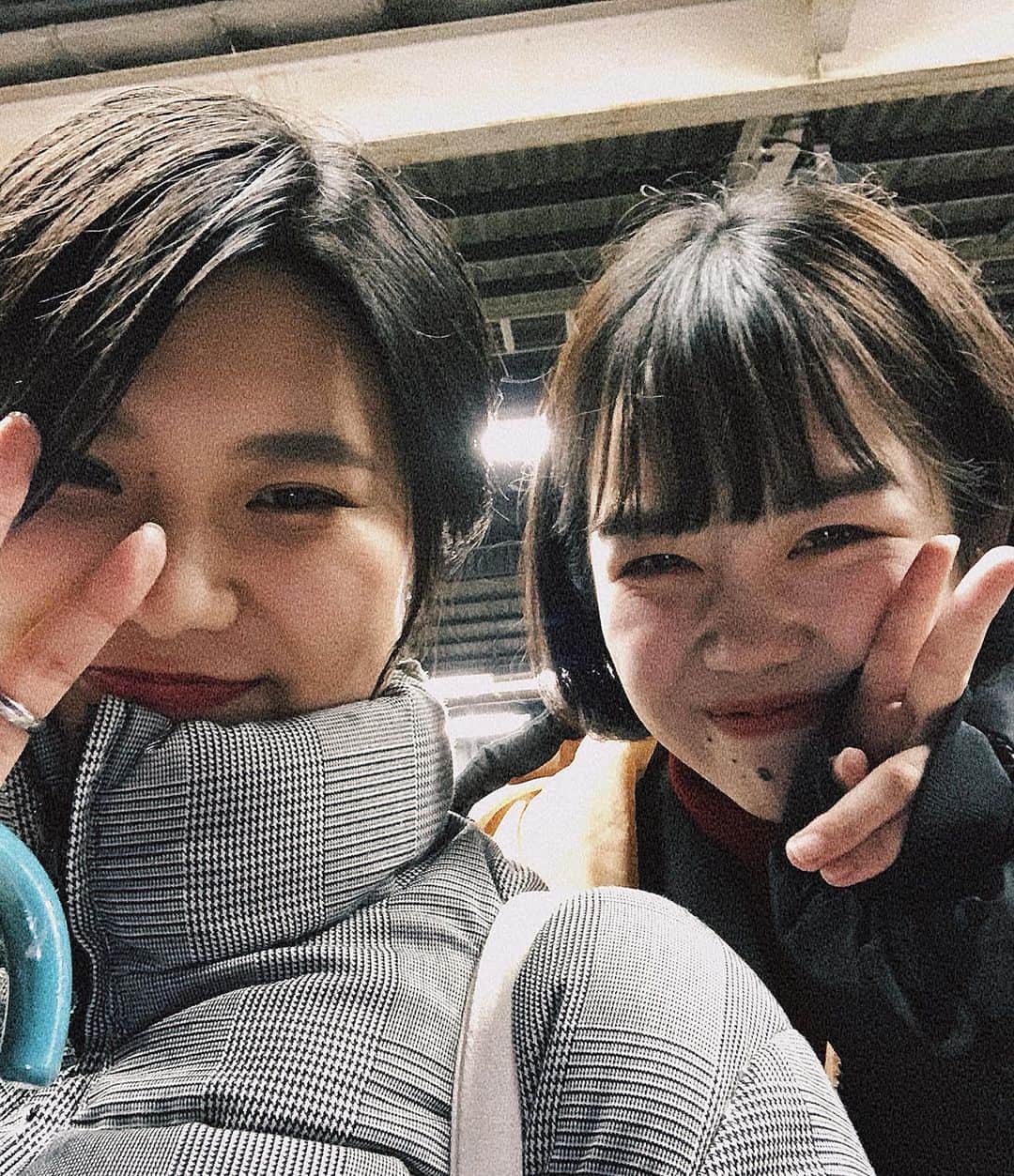 のインスタグラム：「チェンのせいで18時半に帰宅出来たはずが、22時半に帰宅したウチら。今から事故起こした軽自動車懲らしめに行くの。おやすみサンタマリア。」