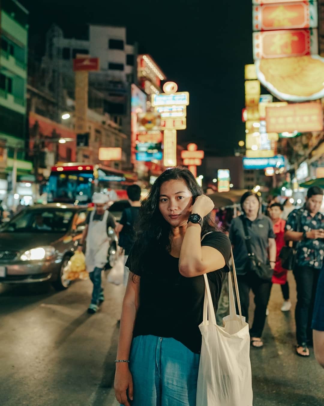 Putri Anindyaのインスタグラム：「Making time in the timeless street with my #FossilGen5Smartwatch // once in a while, I don't mind to pose front of camera. A little awkward of course but I kinda want to show off (lol i'm so honest) my new #FossilSmartWatch that i got from @urbaniconstore. To be honest this is the first time I ever wear this kind of smartwatch and I fall hard, in a good way. I feel so up to date and don't need to open my phone all the time. I'm a weathercast kind of person so it's so cool to check things out so easy in my watch. Also, the google fit really helps me to be a better person by reaching the steps and calories goal.⁣⁣ ⁣ Pict taken by @ad.nauseam_⁣ ⁣⁣ So how about go get yourself one? ❤️⁣⁣ ⁣⁣ http://bit.ly/fossilgen5puanindya」
