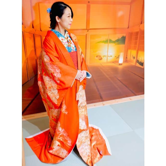 世手子さんのインスタグラム写真 - (世手子Instagram)「I wore a kimono in 10 months of pregnancy♪(๑ᴖ◡ᴖ๑)♪ I was able to take a walk around Asakusa and it was a good memory((o(^∇^)o)) Thank you everybody(*^▽^*) Always for the kind comments✌︎('ω'✌︎ ) @nicekimono  #ナイスきものレンタル で #浅草着物レンタル したよー(*´∇｀*) #妊娠10ヶ月 #臨月 #38週 で #着物コーディネート 着れた(*´-`) 年内で着れて嬉しい(//∇//) #妊娠糖尿病 で #ダイエット してなかったら もしかしたら着れなかったかもしれないw 時代劇『大奥』で実際に使用された打掛も着れたよー^_−☆ 手ぶらでok(*'ω'*) そして #妊婦ok (*´꒳`*) #着物ヘアアレンジ もしてもらった（^人^） ☆着物+大奥打ち掛け★ 一番人気のコースだょ╰(*´︶`*)╯♡ #浅草らしい レトロポップな大柄デザインが派手だけど全然馴染んで、楽しかった(^з^)-☆ 羽織りもめっちゃ可愛かった！ #妊婦着物 似合ってますか？ww 足袋はお持ち帰りできちゃったd(^_^o) #妊婦コーデ #妊婦コーディネート #妊婦着物シリーズ  #台湾人店長 #asakusa #kimono #kimonorental #出租和服 #體驗和服 #pr #コラボベース」11月27日 22時55分 - rojide