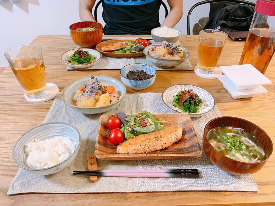 坂野志津佳さんのインスタグラム写真 - (坂野志津佳Instagram)「引越しをしまして、ダイニングテーブルが我が家にやってきました✨  特に凝ったものはない、ふつーなおうちご飯ですが(笑)、 向き合って食べられるのでより一層美味しく感じます！！・ ・ ・  #おしづkitchen #おうちごはん #夜ごはん #クッキングラム #アスリートフードマイスター #和食ごはん #japanesefood #foodstagram」11月27日 22時48分 - oshizu0511