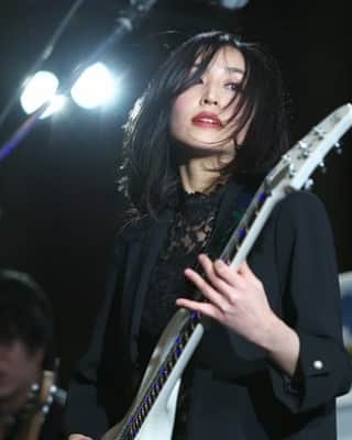 Yukiさんのインスタグラム写真 - (YukiInstagram)「Marshall Blogからの一枚📸  さて今週末、D_Drive感謝の47都道府県ツアーは埼玉と群馬です！ 是非お近くの皆さん是非会場へ足を運んでください。お待ちしてます☺️🤘🏻 D_Drive is playing in Saitama and Gunma this weekend! See you soon🤘🏻 #D_Drive #yuki #esp #marshall #guitarist #onthestage #rock」11月27日 22時50分 - d_drive_gt_yuki