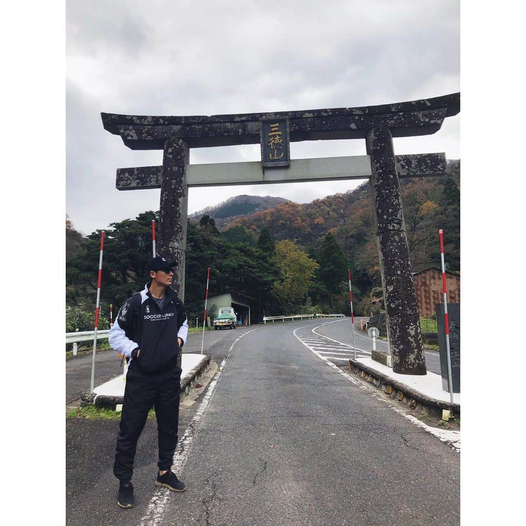 北野貴之さんのインスタグラム写真 - (北野貴之Instagram)「いつもお世話になるサッカージャンキー様。 新作が届き、パワースポットにて初袖を通させて頂きました。 可愛い&カッコイイのサッカージャンキー 。 いつもありがとうございます！ 大切に私服で愛用し、練習への移動着で愛用させて頂きます。  #サッカージャンキー#三徳山」11月27日 22時52分 - takashi_kitano