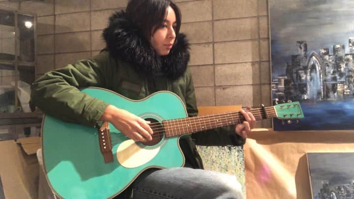 のインスタグラム：「おやすみ😇 Goodmorning, Good afternoon, Good night. Wherever you are 💕 ♫ Beyoncé - Halo  #halo#beyoncecover#instacover#halocover#singersongwriter#singer#シンガー#ビヨンセ#アトリエ寒い」