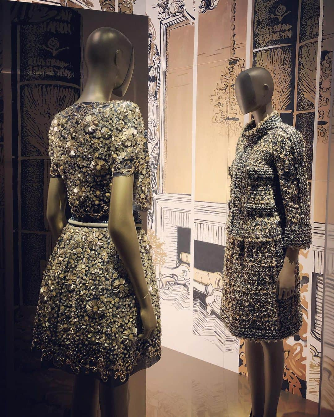 葛巻舞香さんのインスタグラム写真 - (葛巻舞香Instagram)「CHANEL "MADEMOISELLE PRIVE TOKYO展" "Baroque GOLD"  目を疑うような繊細な作業と、幾重にも重なって形を成すデザインが圧倒的な存在感を放つブース。 シャネルのゴールドはただ派手で他を圧倒するようなものではなく、格式ある強さを感じる上品なゴールドだなと思った。  #CHANEL #シャネル #mademoiselleprive #mademoiselleprivetokyo」11月27日 23時04分 - maika.kzm