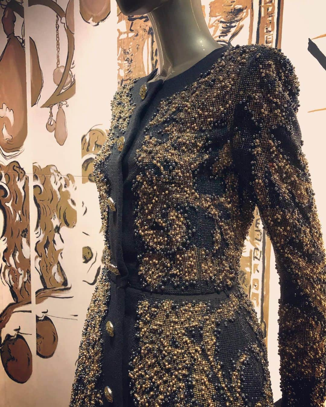 葛巻舞香さんのインスタグラム写真 - (葛巻舞香Instagram)「CHANEL "MADEMOISELLE PRIVE TOKYO展" "Baroque GOLD"  目を疑うような繊細な作業と、幾重にも重なって形を成すデザインが圧倒的な存在感を放つブース。 シャネルのゴールドはただ派手で他を圧倒するようなものではなく、格式ある強さを感じる上品なゴールドだなと思った。  #CHANEL #シャネル #mademoiselleprive #mademoiselleprivetokyo」11月27日 23時04分 - maika.kzm