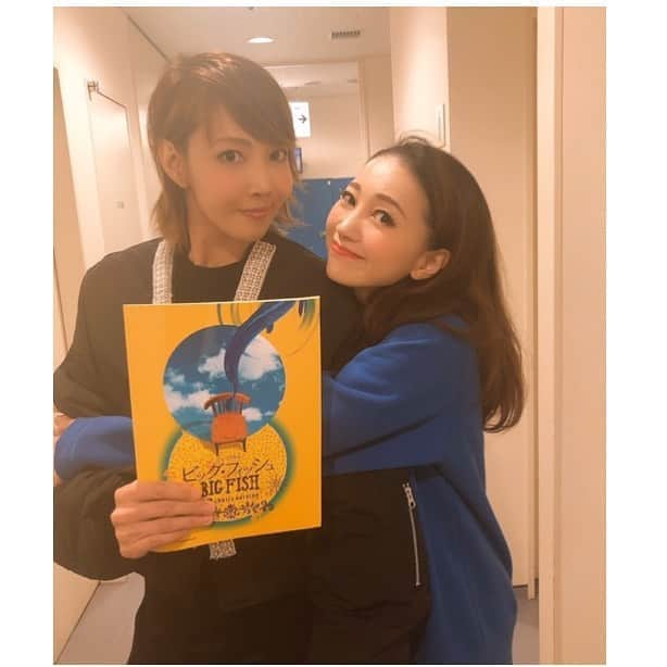 夢咲ねね（赤根那奈）さんのインスタグラム写真 - (夢咲ねね（赤根那奈）Instagram)「. 今日は、ちえさんが観にいらっしゃいました♡ 嬉しかったです🙈💕 . ありがとうございました🥰 . #ビッグフィッシュ #シアタークリエ #ミュージカル #前楽 #柚希礼音さん #ちえねね #元星組」11月27日 22時56分 - yumesaki__nene