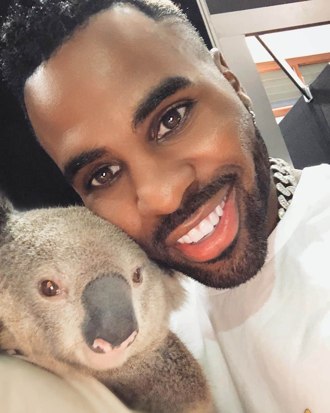 ジェイソン・デルーロのインスタグラム：「Hundreds of koalas have been killed and millions of acres of their habitat were destroyed by the bushfires in Australia this month  This is Charlie, he’s a rescue from Australian Reptile park.  If you’d like to help support these endangered species go to @australianreptilepark for more details」