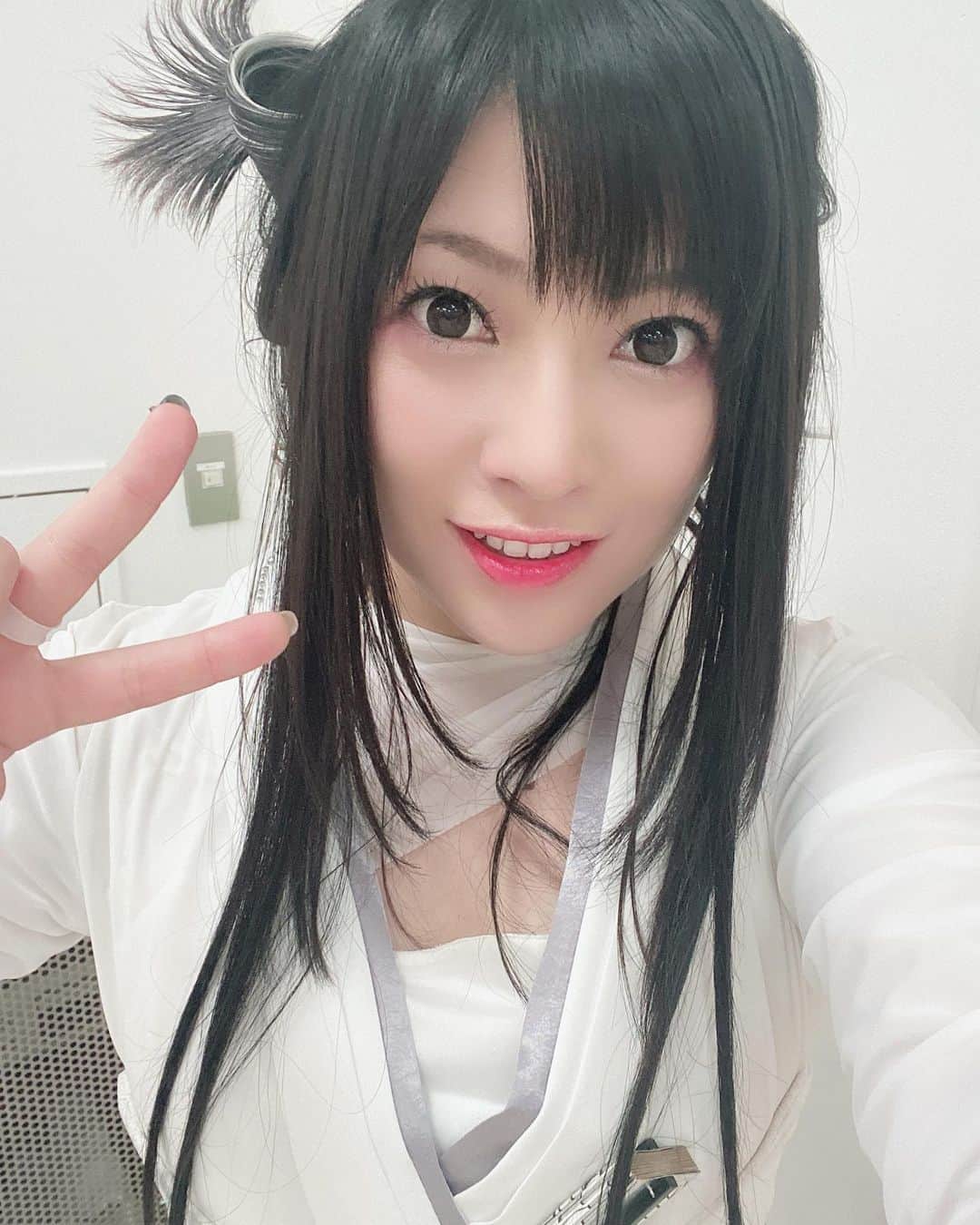 鈴華ゆう子のインスタグラム：「今日は終日取材でした。たっぷりしゃべった！MVとは少し髪型変えた。ユルっと。」