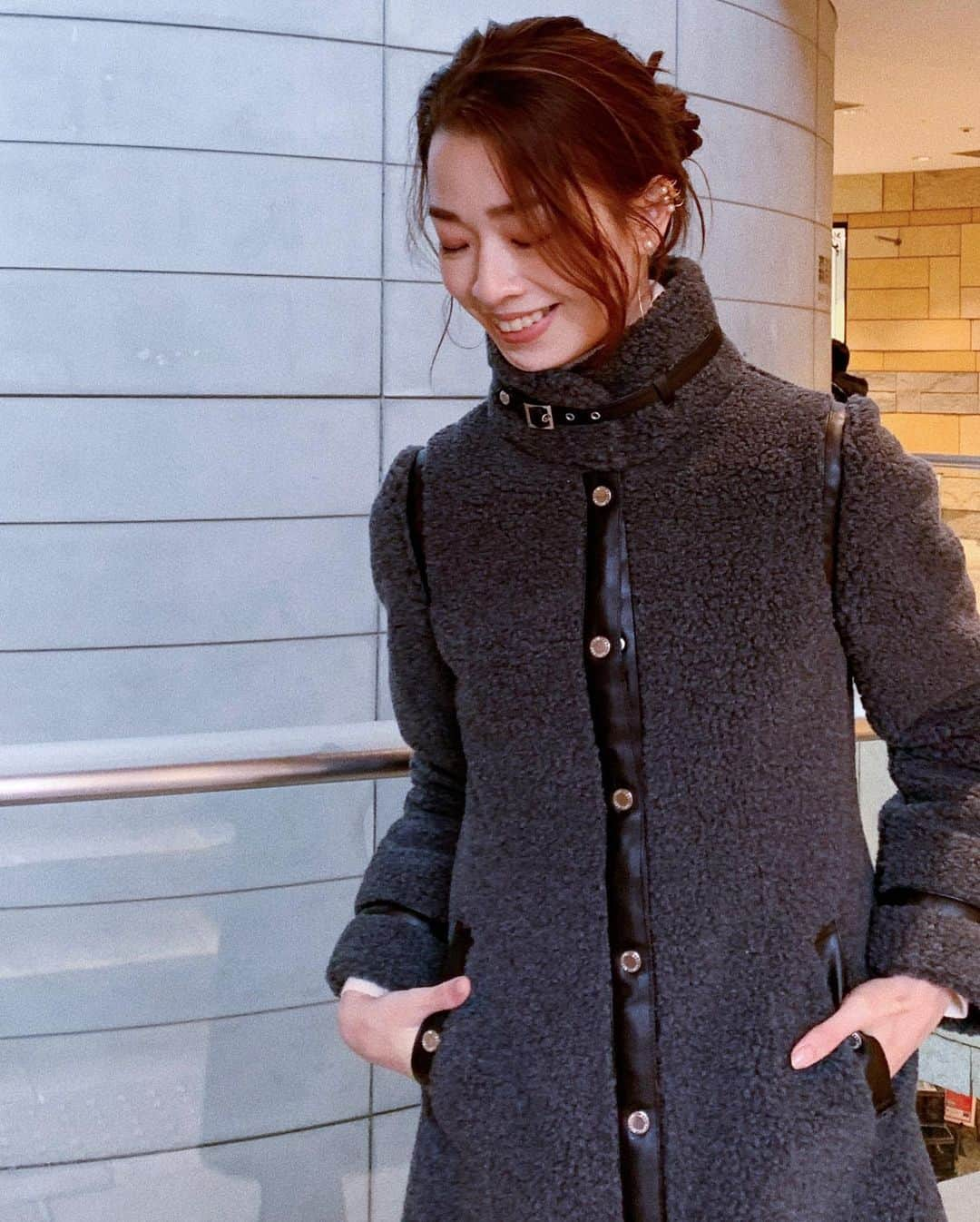 石井亜美さんのインスタグラム写真 - (石井亜美Instagram)「❄️ . 今年の本命アウターを着て ジェニーハイのLIVEへ🧥 . きちんと防寒してくれるけど カジュアルになりすぎずレディさもほしい....!!!! という理想を叶えてくれるコート、思い切って購入❤︎ . @loveless__official のものです。 首元まで暖かいのでマフラーいらずなのも嬉しい。 グレーのボアと黒のパイピングがツボだーーー。 . 在庫少なめだったのでハイライトの「私のスタメン」 からリンクに飛べるようにしてあるよん！ @forsure__official の私のページにとびます💻 . . #loveless #fashion #forsure #roppongi  #milaowen」11月27日 23時05分 - ami_ishii_