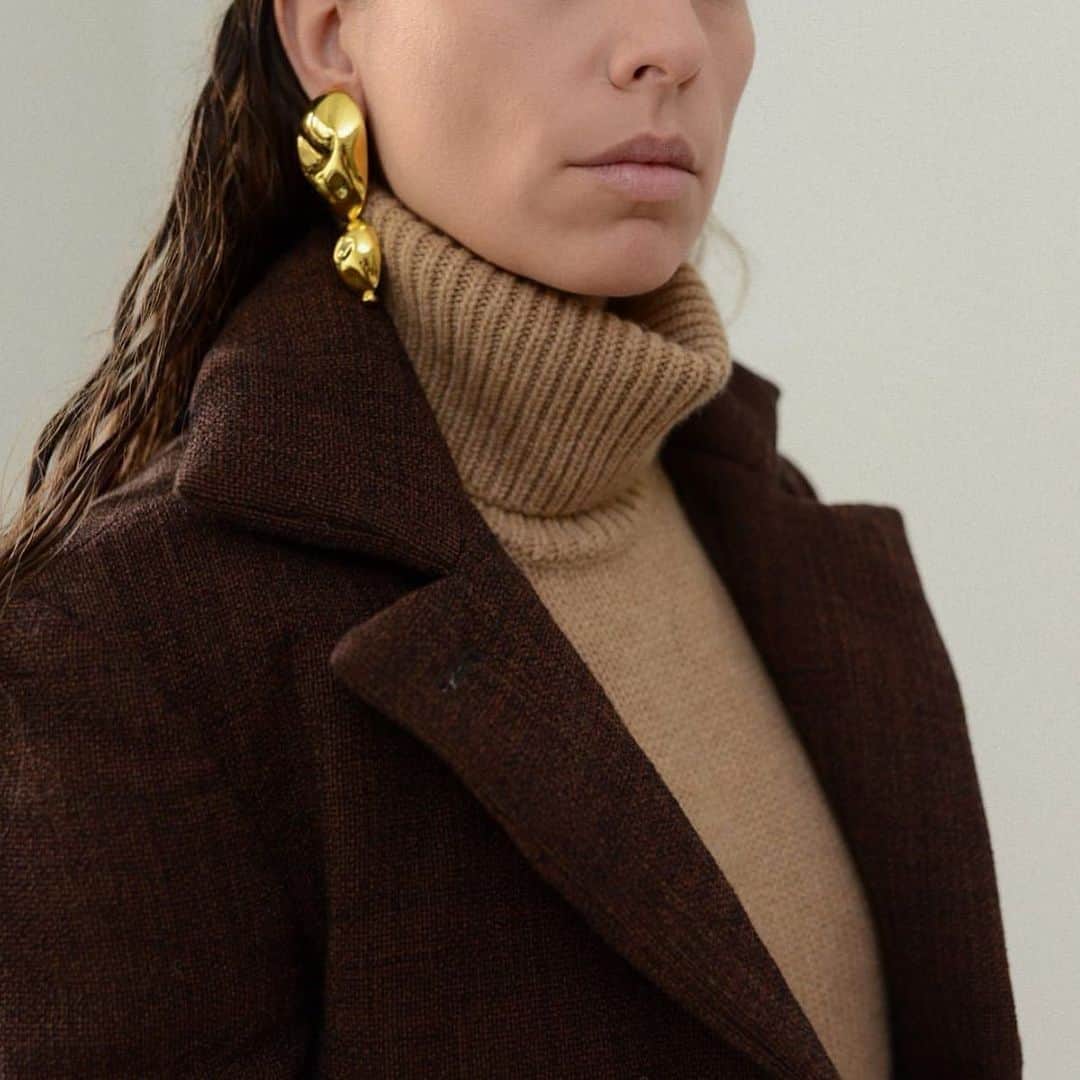 Monica Sordoのインスタグラム：「My thing... Browns and Gold ✨💁🏼‍♀️ vía darling @erika_boldrin #MonicaSordo #OrienteEarrings」