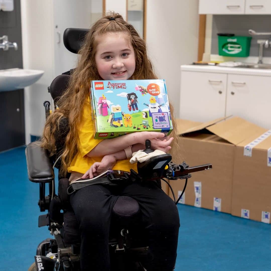 LEGOさんのインスタグラム写真 - (LEGOInstagram)「The #BuildtoGive campaign is well under way and the first sets are being delivered to kids in need of play thanks to @fairybrickscharity and @sheffieldchildrens 🎁🙌 We're aiming to donate 1,000,000 sets this holiday season - will you join us?」11月27日 23時08分 - lego