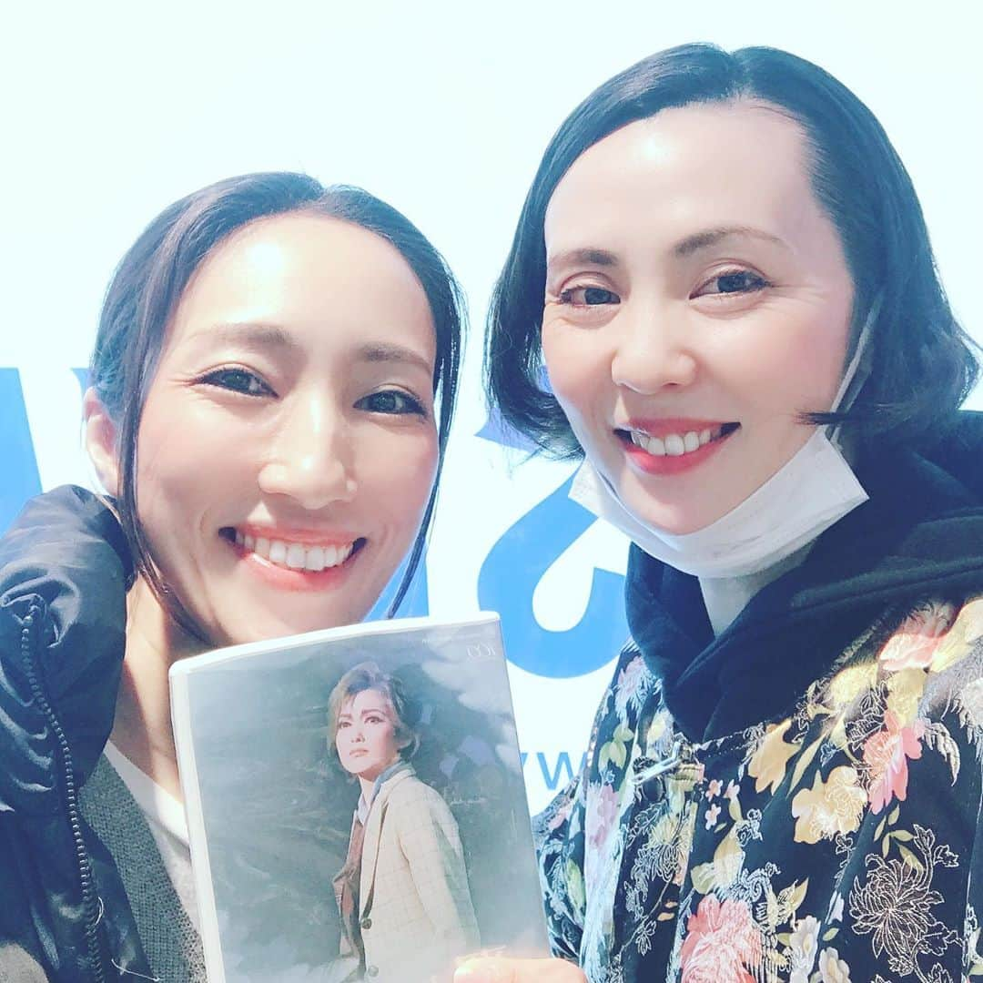 緒月遠麻さんのインスタグラム写真 - (緒月遠麻Instagram)「☺︎ 水さんに #翼ある人びと DVDを お貸するにあたり 自分の芝居は大丈夫か‼️ 変な動きをしてないか‼️ と なぜか焦り 夜中に DVDの中の自分を チェックしてしまった件。笑 #変わらないのにね  水さんに見られるって 新人公演みたいな気分。笑  #ドキドキ #雪組 #本役 #水夏希　 #緒月遠麻 #ハラハラ」11月27日 23時08分 - toma_ozuki