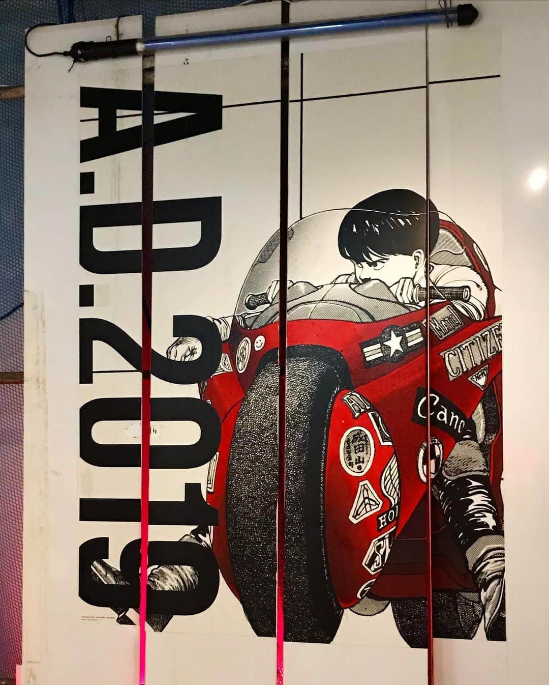 大原海輝さんのインスタグラム写真 - (大原海輝Instagram)「「AKIRA ART OF WALL Katsuhiro Otomo × Kosuke Kawamura AKIRA ART EXHIBITION」ㅤㅤㅤㅤㅤㅤㅤㅤㅤㅤㅤㅤㅤ  ㅤㅤㅤㅤㅤㅤㅤㅤㅤㅤㅤㅤㅤ AKIRAは、1982年に描かれた漫画でアニメは、AKIRA前とAKIRA後と言えるほど時代とカルチャーを作った作品。ㅤㅤㅤㅤㅤㅤㅤㅤㅤㅤㅤㅤㅤ  そのAKIRAの設定は、第三次世界大戦が起きており、超能力者を巡る軍や反政府勢力の争い、近未来都市やその崩壊後の世界を描いたSF漫画の金字塔。僕も大好きな世界だ！ㅤㅤㅤㅤㅤㅤㅤㅤㅤㅤㅤㅤㅤ  AKIRAは、2019年が時代設定になっていて、翌年に2020年は偶然の一致で、予言のようにAKIRAの世界でもオリンピックが開催される、、、！ㅤㅤㅤㅤㅤㅤㅤㅤㅤㅤㅤㅤㅤ  その偶然の一致の年に新しく再構築された渋谷PARCOで作者の大友克洋氏× コラージュアーティストの河村康輔氏と共同で再構築した作品が渋谷PARCOで建て替え工事の仮囲いを美術演出した「ART WALL」を 再度巨大コラージュ作品として展示されてます！！！ㅤㅤㅤㅤㅤㅤㅤㅤㅤㅤㅤㅤㅤ  ㅤㅤㅤㅤㅤㅤㅤㅤㅤㅤㅤㅤㅤ 〜 12/16(月) まで開催！予約必須なのでお見逃しなく☽☽☽」11月27日 23時09分 - umichan1015