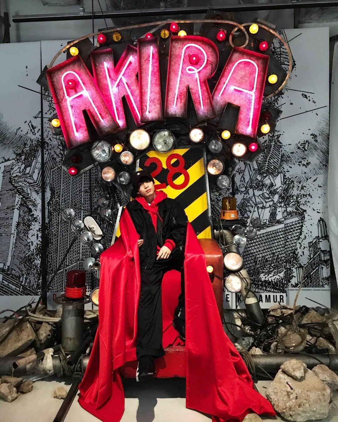 大原海輝のインスタグラム：「「AKIRA ART OF WALL Katsuhiro Otomo × Kosuke Kawamura AKIRA ART EXHIBITION」ㅤㅤㅤㅤㅤㅤㅤㅤㅤㅤㅤㅤㅤ  ㅤㅤㅤㅤㅤㅤㅤㅤㅤㅤㅤㅤㅤ AKIRAは、1982年に描かれた漫画でアニメは、AKIRA前とAKIRA後と言えるほど時代とカルチャーを作った作品。ㅤㅤㅤㅤㅤㅤㅤㅤㅤㅤㅤㅤㅤ  そのAKIRAの設定は、第三次世界大戦が起きており、超能力者を巡る軍や反政府勢力の争い、近未来都市やその崩壊後の世界を描いたSF漫画の金字塔。僕も大好きな世界だ！ㅤㅤㅤㅤㅤㅤㅤㅤㅤㅤㅤㅤㅤ  AKIRAは、2019年が時代設定になっていて、翌年に2020年は偶然の一致で、予言のようにAKIRAの世界でもオリンピックが開催される、、、！ㅤㅤㅤㅤㅤㅤㅤㅤㅤㅤㅤㅤㅤ  その偶然の一致の年に新しく再構築された渋谷PARCOで作者の大友克洋氏× コラージュアーティストの河村康輔氏と共同で再構築した作品が渋谷PARCOで建て替え工事の仮囲いを美術演出した「ART WALL」を 再度巨大コラージュ作品として展示されてます！！！ㅤㅤㅤㅤㅤㅤㅤㅤㅤㅤㅤㅤㅤ  ㅤㅤㅤㅤㅤㅤㅤㅤㅤㅤㅤㅤㅤ 〜 12/16(月) まで開催！予約必須なのでお見逃しなく☽☽☽」