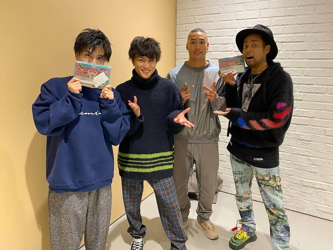 NESMITHさんのインスタグラム写真 - (NESMITHInstagram)「ベストアーティスト2019 生放送出演させていただきました✨ ご覧いただけましたか？？ 一つ一つ大事にパフォーマンスさせていただきながら、2019年も残りわずかですが駆け抜けていきたいと思います👍✨ 出演後、亜嵐・メンディーから @generations_official  のニューアルバム 「SHONEN CHRONICLE」 をいただきました💿 今のジェネがギュッと詰まったアルバムになってると思うので、ぜひ皆さんも手にとって聞いてくださいね✨✨‼️ #ベストアーティスト2019 #ありがとうございました #shonen_chronicle  #必聴」11月27日 23時14分 - exile_nesmith_official