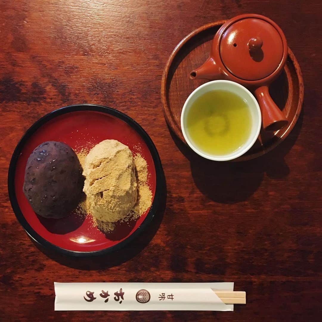 散歩の達人さんのインスタグラム写真 - (散歩の達人Instagram)「なつかしいおはぎ。 OHAGI -a sticky rice ball covered with sweet red bean paste. #yummy #お茶とあんこ #おはぎ #おやつ #半蔵門 #東京 #ohagi #hanzomon #tokyo #散歩の達人 #さんたつ」11月27日 23時19分 - san_tatsu