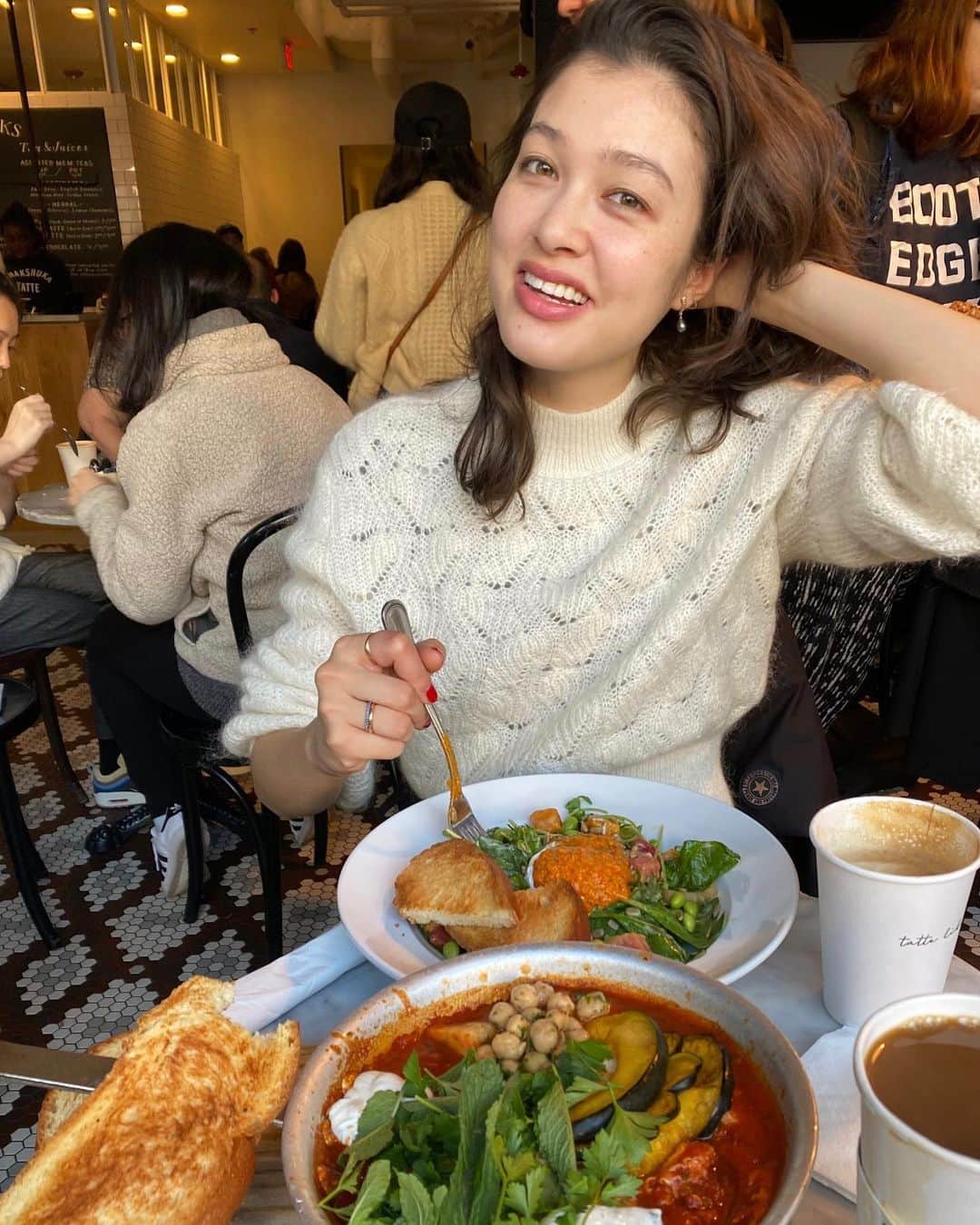 香華（KOuKA）のインスタグラム：「Breakfast trumps hair brushing every time 🤷‍♀️💕 #shakshouka #朝ごはん #koukatravels」