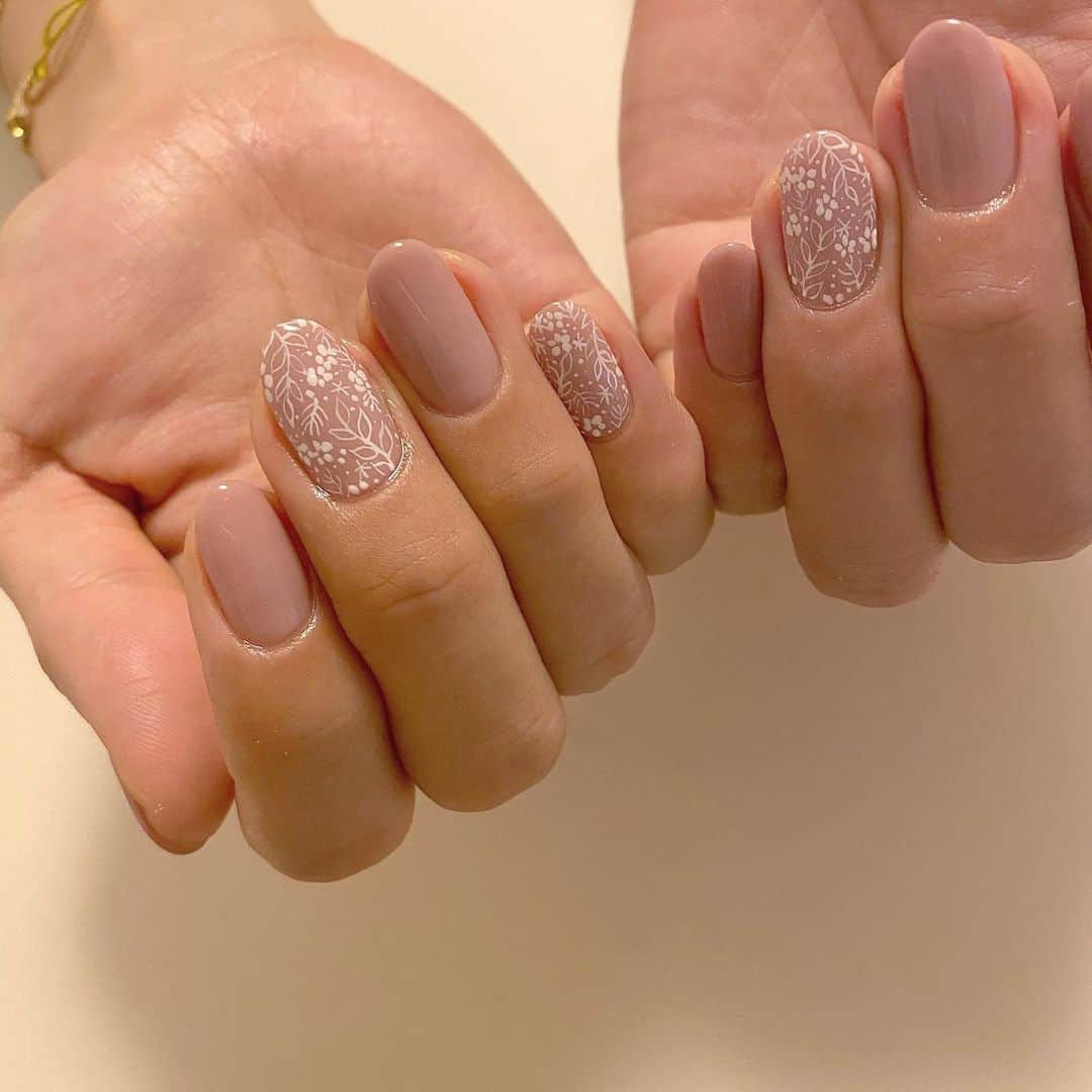 Kana Kobayashiさんのインスタグラム写真 - (Kana KobayashiInstagram)「#nails #Anela #art #手描き #ネイル #シンプルネイル #大人ネイル #スモーキーカラー」11月28日 10時10分 - anela_kana