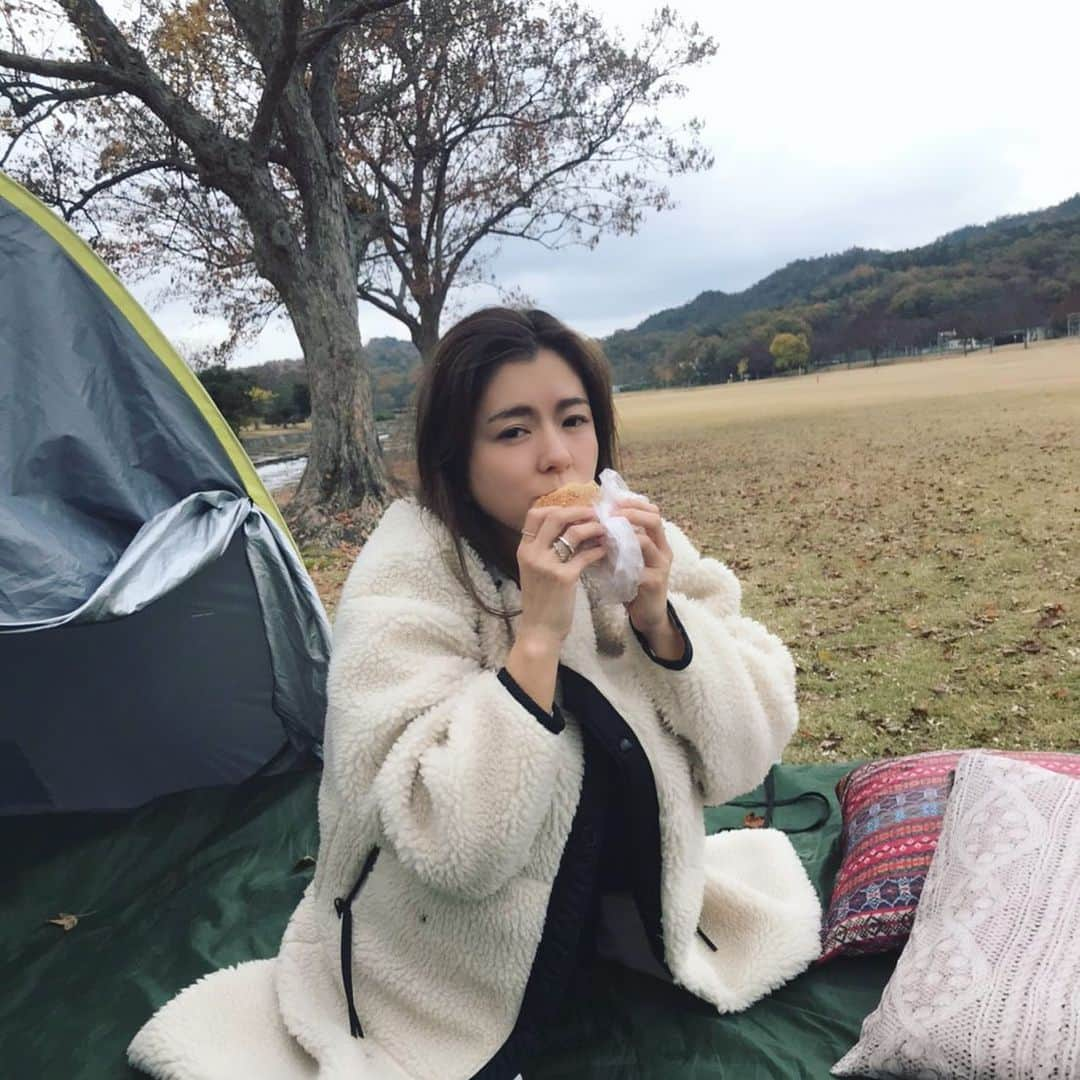 岩崎裕美さんのインスタグラム写真 - (岩崎裕美Instagram)「. 滋賀の大きな公園にお昼寝しに来た。  買ってきた @panena_official の美味しいパン食べて ごろごろしながら音楽聴いてのんびり。  もっすごい寒そうだけど実は意外に暖かい。 ＿＿＿＿＿＿＿＿＿＿＿＿＿＿＿＿＿＿＿＿＿＿＿＿＿ #trip #travel #japan #shiga #daycamp #旅 #旅行 #日本 #滋賀 #滋賀観光 #デイキャンプ #パン活」11月28日 10時15分 - hiromi_iwasaki