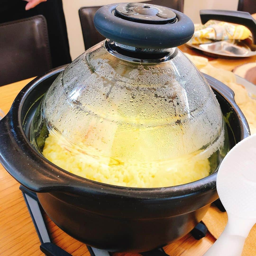 山田まりやさんのインスタグラム写真 - (山田まりやInstagram)「ゴスペラーズの黒ぽんpresents ランチカレー😋🤤🍛✨✨✨ ・ お家にお邪魔して速攻 スパイスの香りにノックアウト🤤🎉✨(本格的すぎてくしゃみ出るよw) ・ ワクワクするテーブルセッティングのセンスの抜群さに食欲さらにUP〜😍✨ ・ 当初作る予定だったのは2種類だったけど、 ココナッツミルクがちょっと余ったからと サササッ！ともう1種類作ってくれました😂🙌✨ ・ サラダにトッピングされたナッツの美味しさや✨ 手作りドレッシングのコクっぷりだったり🤤✨ ・ じゃがいも、卵、サフランライス 全て計算し尽くされた 味のオールトータルバランスが 本っっっっっっ当に素晴らしく センス抜群で 最っっっっっっ高に美味しかった‼️😆🙌✨✨✨✨✨✨✨✨ ・ 何より作ってくれた黒ぽんが 「上手い！」と言いながら幸せそうに食べているので😂www ・ それが1番の旨味スパイスかと思われます🤣www ・ ・ ・ #ゴスペラーズ  @the_gospellers_official  #黒ぽん  #黒沢薫  @kaorukurosawa_lovelife  #ぽんカレー  #ハードコアカレーシンガー  #絵も上手い  #siri並みに物知りさんw #昔からステッキ持ったりオシャレさんw」11月28日 8時47分 - mariya.yamada