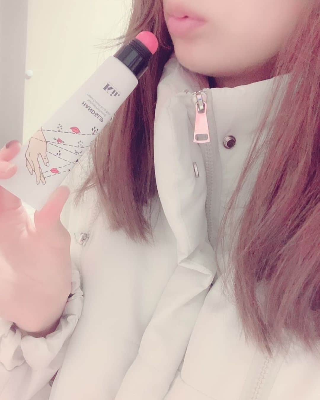 satomiさんのインスタグラム写真 - (satomiInstagram)「\キャンペーン＆新商品情報/ * 冬の必需品⛄️キーコスメのハンド&リップクリーム💄＆LED フィクサーパクトのご紹介だよ😊 * * 🌟 ハンド&リップクリーム💄 1本2役❤️👏サイズもコンパクトで持ち歩きしてるよ♡ 手も唇もしっかり潤うよ♡ * 🌟 LED Fixer Pact  可愛いしLED照明が付いてるの♡ カバー力も抜群だし必需品アイテム！ * * ✼••┈┈┈┈┈┈┈┈┈┈┈┈┈┈┈┈••✼* * キャンペーン告知 * YSLリップを0円で買えるお得なチャンスが 始まるよーー！でlovelymall公式サイトみてみてね❤︎ * * ✼••┈┈┈┈┈┈┈┈┈┈┈┈┈┈┈┈••✼ * *  @lovely_mall_jp @kii_cosme.official  #LovelyMall #Kii #コスメ #今日のメイク #保湿クリーム #リップ  #スキンケア #肌ケア #makeup #韓国コスメ #ファンデーション #カバー力 #ナチュラル #kiicosme #キーコスメ #コスメ好き #コスメ好きさんと繋がりたい #美容好きな人と繋がりたい #さとみの美容記録 #ジェジュン さん #東方神起」11月28日 8時53分 - saatoomii47