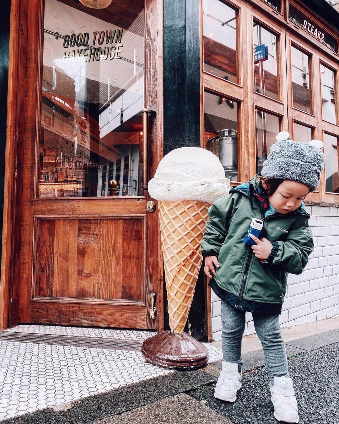 のインスタグラム：「DMで質問頂いてたコートは @columbia_jp で今シーズン買ったもの。合わせやすしシルエットが綺麗！アウトドアブランドのアウターは暖かさが全然違うからかなりオススメ！私もColumbiaで今シーズンダウンを買いました😊 . #キッズコーデ #むすこふく#息子服」
