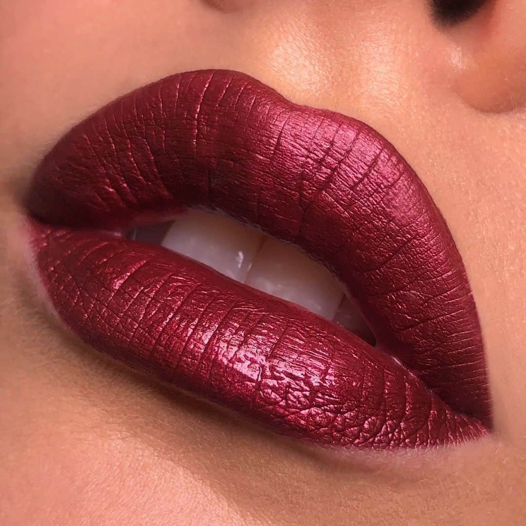 Smashboxのインスタグラム：「@lucygarland serving up a cranberry sauce-inspired lip in preparation for tomorrow. #SBXCosmic⠀⠀⠀⠀⠀⠀⠀⠀⠀⁣⁣ ⠀⠀⠀⠀⠀⠀⠀⠀⠀⁣⁣ Canned or homemade? Vote in the comments below. ⁣⁣ ⁣⁣ Product featured: Cosmic Celebration Always On Lunar Liquid Lip in Damnethyst.」