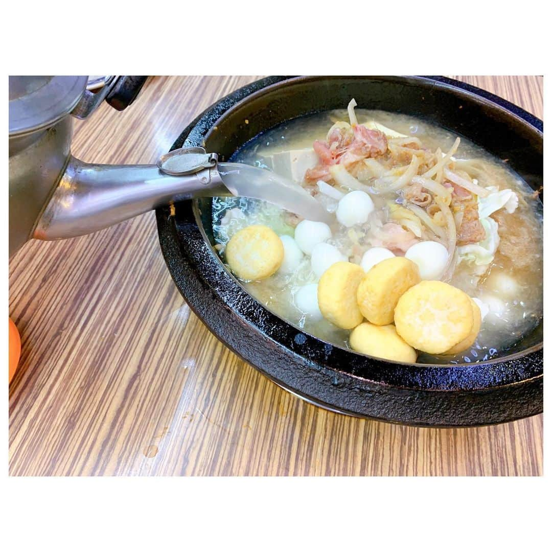 李ヒャンさんのインスタグラム写真 - (李ヒャンInstagram)「台湾で火鍋🍲 2種類のスープ堪能できる火鍋も捨て難かったけど、台湾通友オススメの火鍋屋へ。 日本語も英語も全く通じないローカルなお店でございます。 好きな具を冷蔵庫から選ぶのはよくある感じ。 ビーフ？ポーク？ と聞かれるのでどちらかを選べば、具材を選んでる間におばちゃんがささっと準備をしてくれます。 辛味噌と玉ねぎを肉と一緒に石鍋に入れてささっと炒め、選んできた具をかなり雑に鍋にブッ込まれw スープをいれて、煮えたら出来上がり。 タレの種類も豊富。 一応オススメのタレが書いてあるけどほぼ分かりませんw 彩りイマイチだけども、味は👍 17時30分くらいに行ったけど、ひっきりなしにお客様きて即満席。 あー、美味しかった😜 #trip #travelgram #taiwan #yum」11月28日 9時03分 - 73hyang