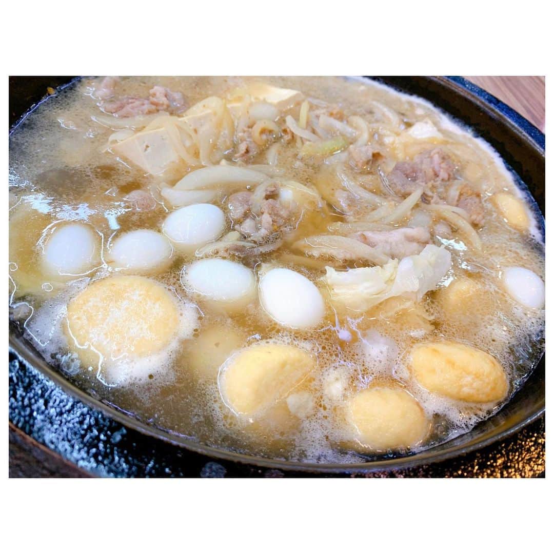 のインスタグラム：「台湾で火鍋🍲 2種類のスープ堪能できる火鍋も捨て難かったけど、台湾通友オススメの火鍋屋へ。 日本語も英語も全く通じないローカルなお店でございます。 好きな具を冷蔵庫から選ぶのはよくある感じ。 ビーフ？ポーク？ と聞かれるのでどちらかを選べば、具材を選んでる間におばちゃんがささっと準備をしてくれます。 辛味噌と玉ねぎを肉と一緒に石鍋に入れてささっと炒め、選んできた具をかなり雑に鍋にブッ込まれw スープをいれて、煮えたら出来上がり。 タレの種類も豊富。 一応オススメのタレが書いてあるけどほぼ分かりませんw 彩りイマイチだけども、味は👍 17時30分くらいに行ったけど、ひっきりなしにお客様きて即満席。 あー、美味しかった😜 #trip #travelgram #taiwan #yum」