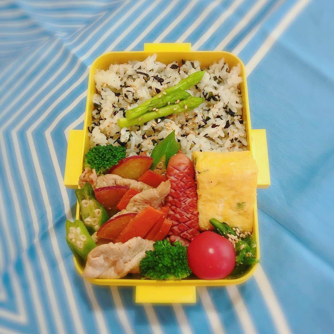 YUUKIさんのインスタグラム写真 - (YUUKIInstagram)「#お弁当 一気に冬モードで…朝が寒くて🤣辛い季節に ぬくぬくの布団♡が恋しくて ダラダラすると抜け出せなくなるので 目覚まし⏰止めた瞬間に、、 バサ〜って布団から出るタイプ‼︎笑 なんでも、、極端な性格です  #今日も元気にいきましょっ #寒さに負けるな #真冬並みの厚着で満員電車汗だく  #lunchbox #instafood #foodstagram #instagood #mylife #photography #colorful #winter #お弁当記録 #お弁当生活 #お弁当作り #おべんたぐらむ #男子弁当 #冬到来 #厚着 #冬仕度 #二度寝禁止」11月28日 9時11分 - yuuki_._official