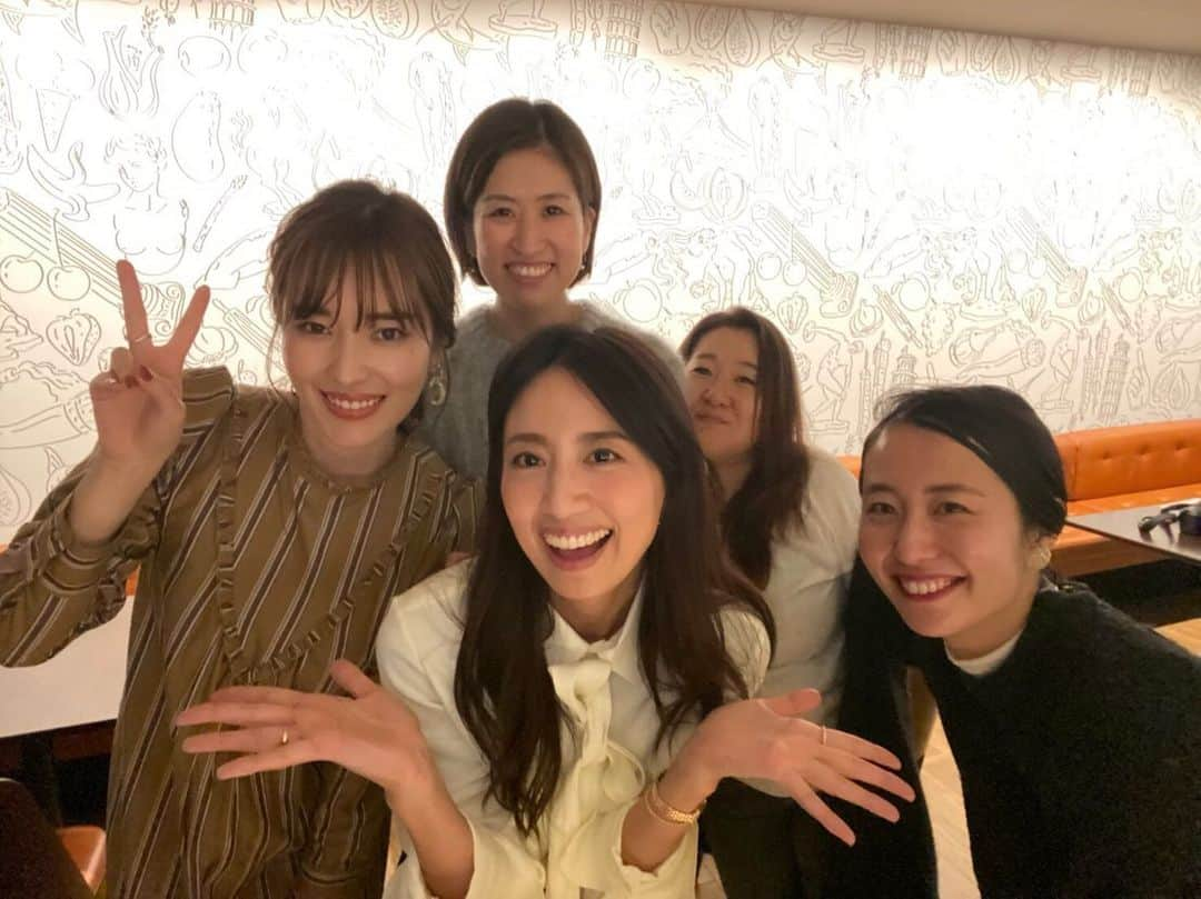 東原亜希さんのインスタグラム写真 - (東原亜希Instagram)「昨日はMotherのお茶会でした♡司会はプラチナムの後輩になった、元TBSアナウンサーの林みなほちゃんでした♡チカラを貸してくれてありがとう！スタイル抜群で美人さん〜🤩お茶会がどんどん進化している🥺❤️ . クリスマスも近いので @veintokyo さんにスワッグ作りのワークショップをお願いし、会場は表参道ヒルズの @fratelliparadisojapan をお借りしました♡大田ちゃんありがとう♡ . 皆さん楽しかったって帰って下さって、Motherで働きたい！って言ってくれる方や、九州から来て下さった方や、なんと同じマンションの人同士が隣に座ってたなんてミラクルも😂 . 最初はみんな緊張ぎみでも、さいごは仲良くなって帰ってくれる姿にこちらも嬉しくなります❤️ . 本当みんな働いてくれたらすごい会社になれそうです😂😂😂それくらい素敵な方ばかりで本当に感激!!!!!! . 通販だからこそ。定期でずっと購入して、信じてついてきて下さる方々との交流として始めたお茶会。支えてくれるスタッフのみんなのおかげで大成功でした♡ . 今後も定期的にやります❤️❤️❤️」11月28日 9時17分 - akihigashihara