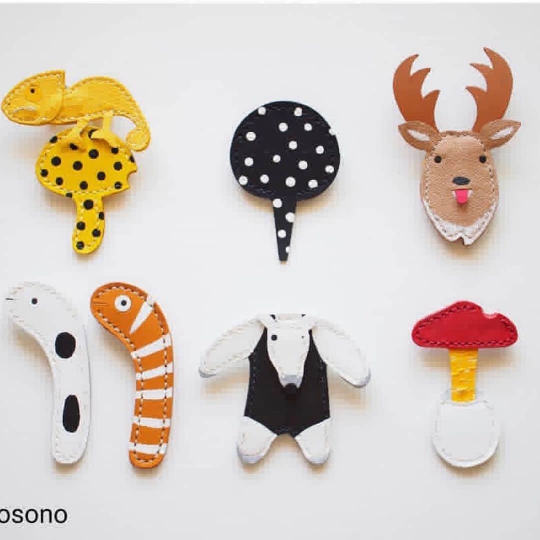 のインスタグラム：「sonosono クリスマスバージョンユニークです。 本革をカットしてステッチを手縫で仕上げています。 図案から制作まで全て1人作業。 彫金のピアス、アクセサリーまで手がけるマテリアルやテクニックも幅広い。 コツコツ息の長いブランドです。 どんな作品が来場するか楽しみです！ #sonosono  #ルクア #タピエスタイル #サンタのブローチ  #カメレオンのピアス  #きのこブローチ #ちんあなご #大阪 #梅田 #大阪雑貨屋」