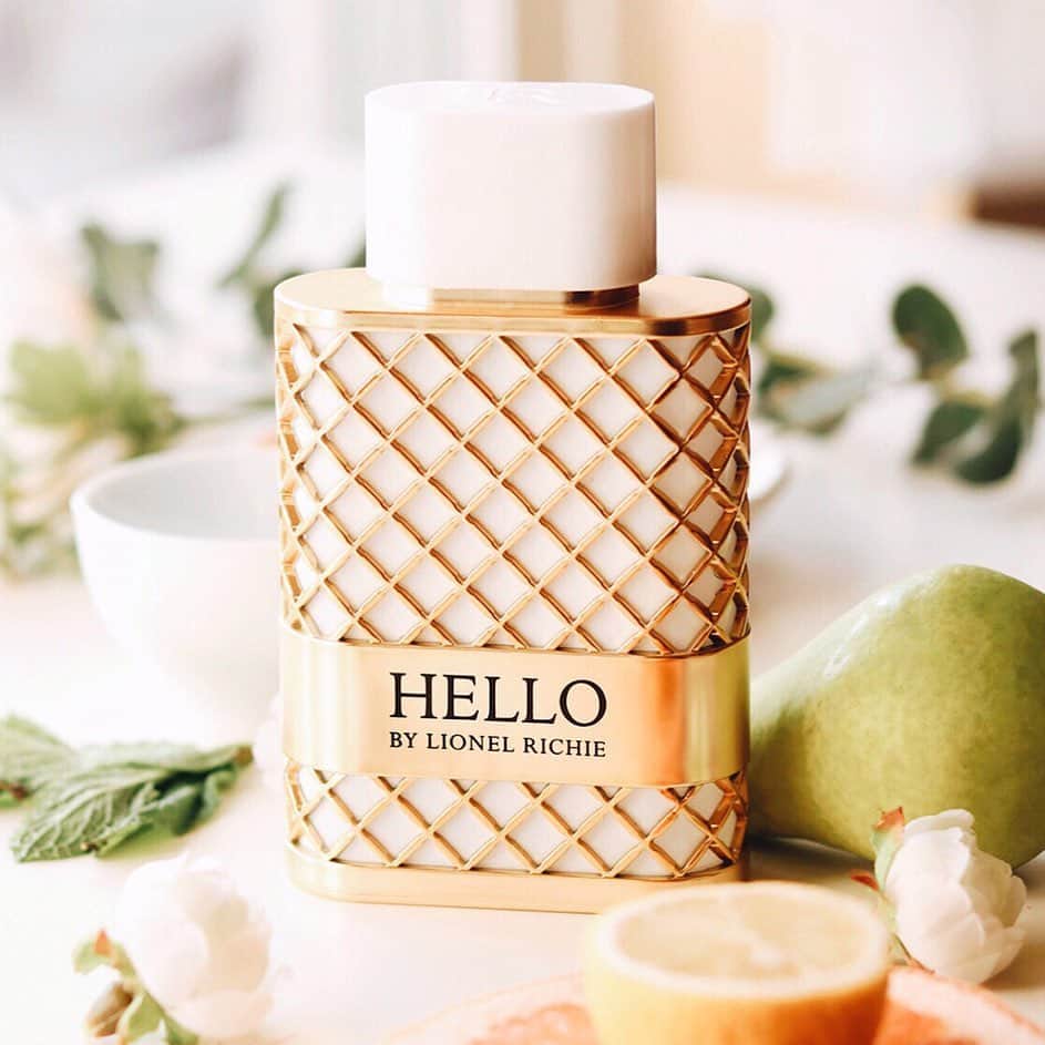 ライオネル・リッチーさんのインスタグラム写真 - (ライオネル・リッチーInstagram)「The scent for HER begins with silky honey, a delicate bouquet of  jasmine and tuberose, and finishes with airy hints of lemon and pear. My new fragrance line -  is available now on Amazon.com!」11月28日 9時33分 - lionelrichie