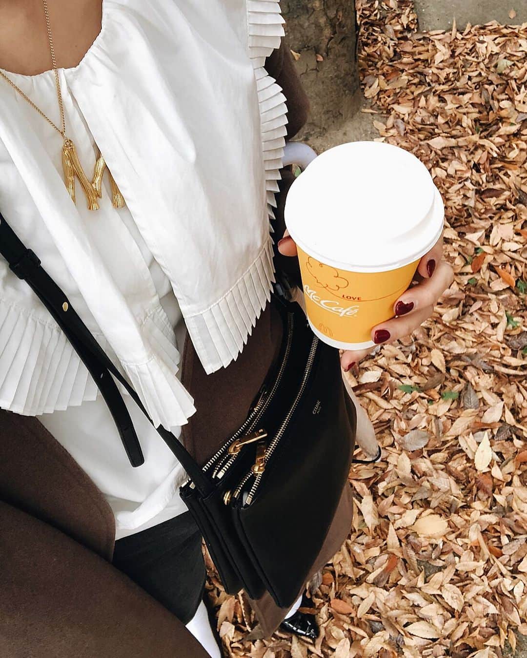 美生のインスタグラム：「昨日の #outfit.﻿ ﻿ ノーカラーコートに﻿ このブラウスを絶対合わせたくて♡﻿ めちゃ好きなコーデ♡﻿ blouse : ﻿ @machatt_  coat,necklace,denim,shoes : @donobanweb ﻿ ﻿ ノーカラーコートは﻿ モカとアイボリーが完売して﻿ ライトモカも残りわずかとなってます🥺✨﻿ ﻿ イニシャルネックレスですが﻿ 予約販売startいたしました❤️ ﻿ ﻿ 今日のコーデは﻿ 昨日から決めてた♡ 今日もがんばりましょう💪🏻 ﻿」