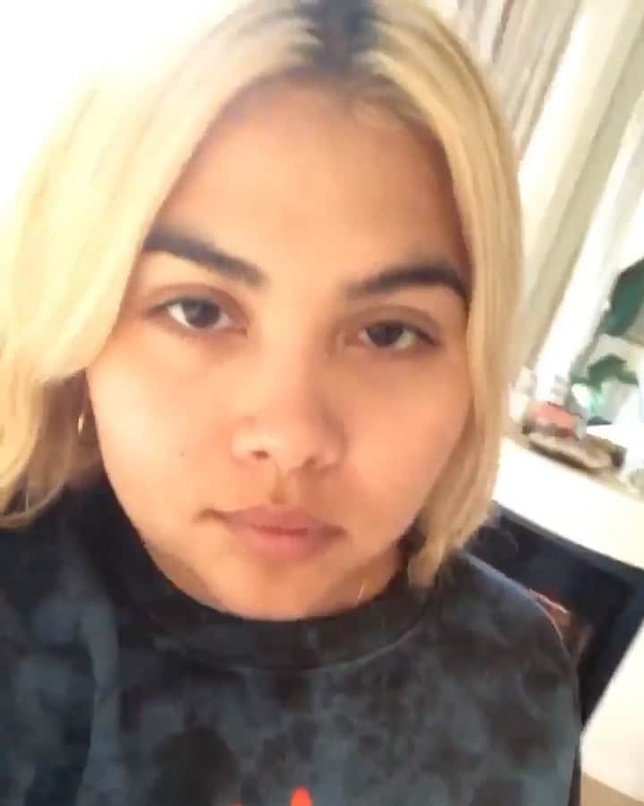 のインスタグラム：「IM GIVING OUT MY PHONE NUMBER SO YOU CAN TEXT ME WHENEVER YOU WANTTTTTTTTTT 😘 323-601-0382」
