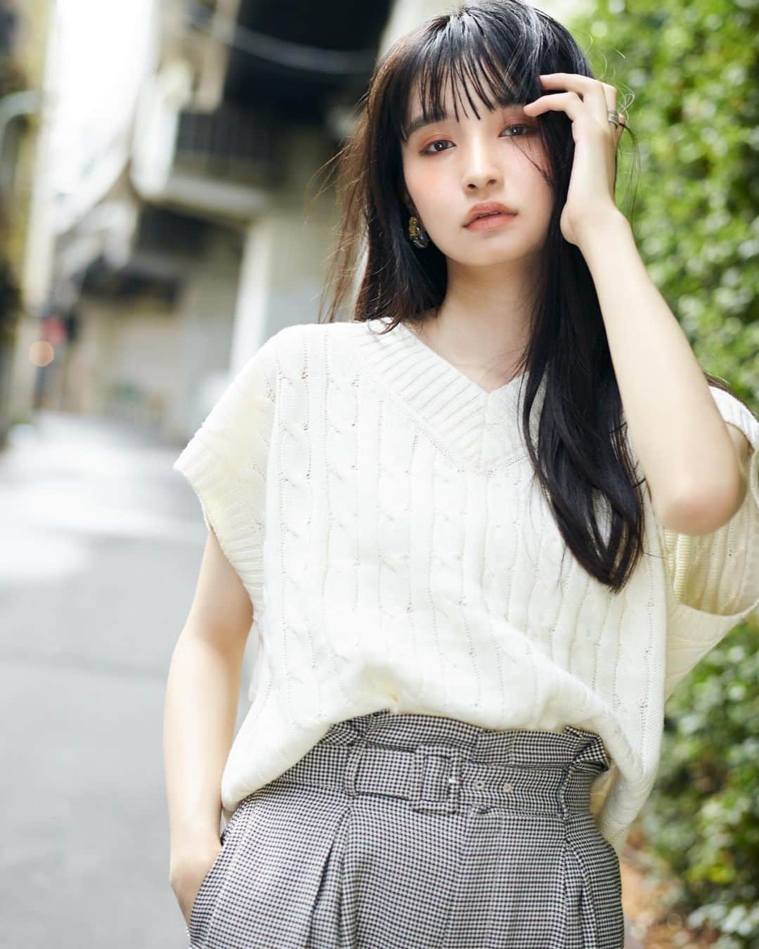 のインスタグラム：「#photographer @mic.gunji  #hairmake @松丸さん  #model @pp_ayn  #オレンジメイク #秋 #横顔 #黒髪 #被写体 #作品撮り #女の子 #透明感  #シルバーアクセサリー #ナチュラル #autumn #longhair #photo #japanesegirl #naturalmakeup」