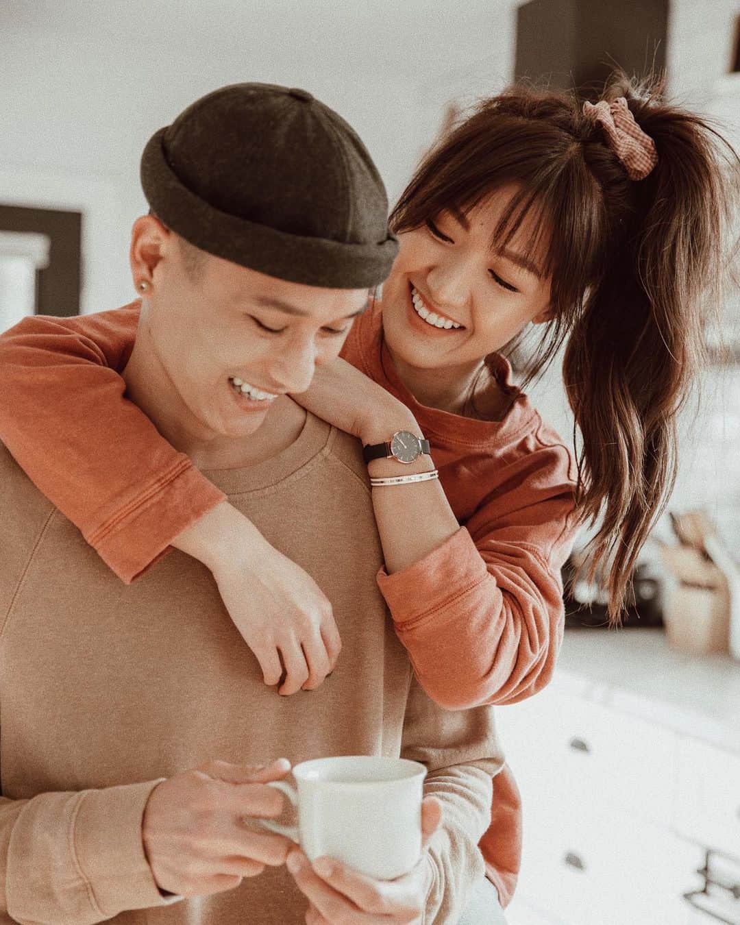 W E Y L I Eのインスタグラム：「Maybe it’s the holidays or the weather, but we’ve been extra snuggly lately 💕 We always make sure we start the day with a little us time. Whether it be breakfast, or having a cup of coffee. Today, I’m wearing the @danielwellington petite Ashfield (28mm) with the slim bracelet. Right now, you can get a free accessory when you purchase a full priced watch. For an additional 15% off, use my code FROMWEYLIE! Happy holidays!」
