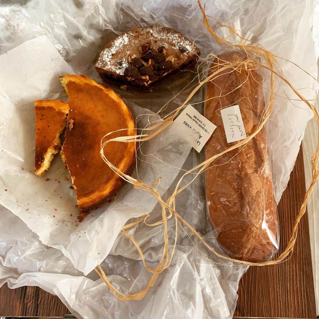 宮前真樹さんのインスタグラム写真 - (宮前真樹Instagram)「・ 北海道から美味しいパンとケーキが届いたので と、嬉しいおすそ分けを頂きました。  La Maison de Pain Aigues Vives 小樽にあるエグ・ヴィブというお店のもの。 シンプルなバゲットはバター要らず！ 北海道ー東京までの時間経過でも 表面はパリッとしていて美味しかったー！  そして焼き菓子が美味しくて！ 久しぶりにかなり好みの食感と味！ ひと口つまみ食いして「わっ」って 分かりやすくときめいてしまった♡笑  ちなみに写真の撮り方うっかりして チーズケーキは私が作ったやつで ときめいたケーキは奥のチョコとナッツが乗っているもの。 いいないいなー 近くにあったら嬉しいなぁー 行ってみたいお店が一軒増えました♡ #エグヴィヴ  #美味しいパン #美味しいケーキ 引っ越しして良かった事の1つが すぐご近所にワイマファミリーさんがいたこと！ 先輩ワイマ2頭と仲良くして頂いていて いつも美味しいプレゼントをいただいたり 嬉しく幸せな気持ちまで頂いてます♡ #わんこが繋いでくれたご縁 #嬉しいな」11月28日 9時37分 - miyamaemaki0116