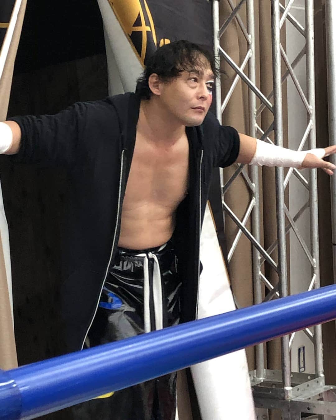 TAJIRIのインスタグラム：「Mimics airplane. #tajiri #ajpw #prowrestling」