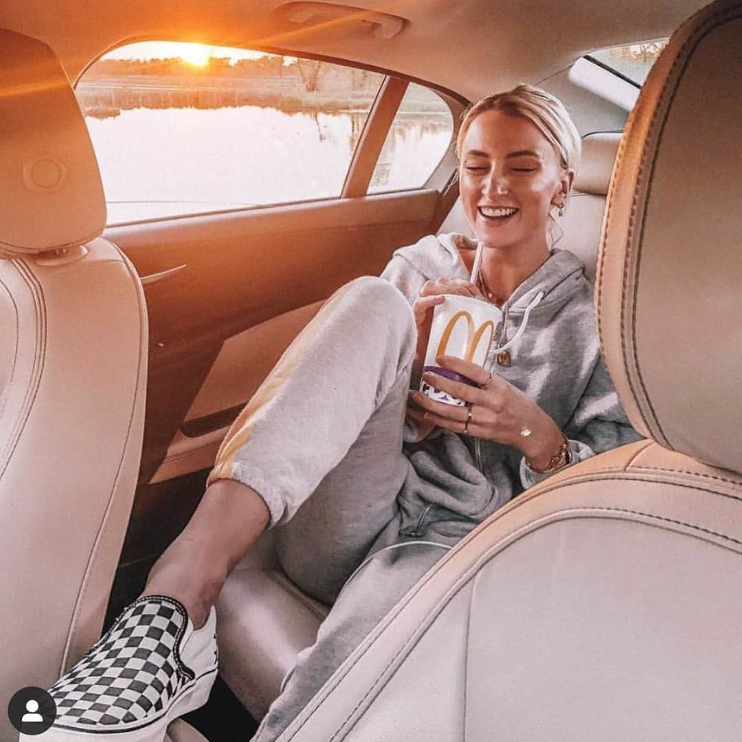 ワイルドフォックスクチュールさんのインスタグラム写真 - (ワイルドフォックスクチュールInstagram)「@queenofjetlags knows how to travel cozily for the holidays in our Everyday Hoodie and Knox Pants. #wildfox #wildfoxsweatshirt #wildfoxsweats #comfy #cozy #travel #ootd #airportstyle #basics」11月28日 9時46分 - wildfoxcouture