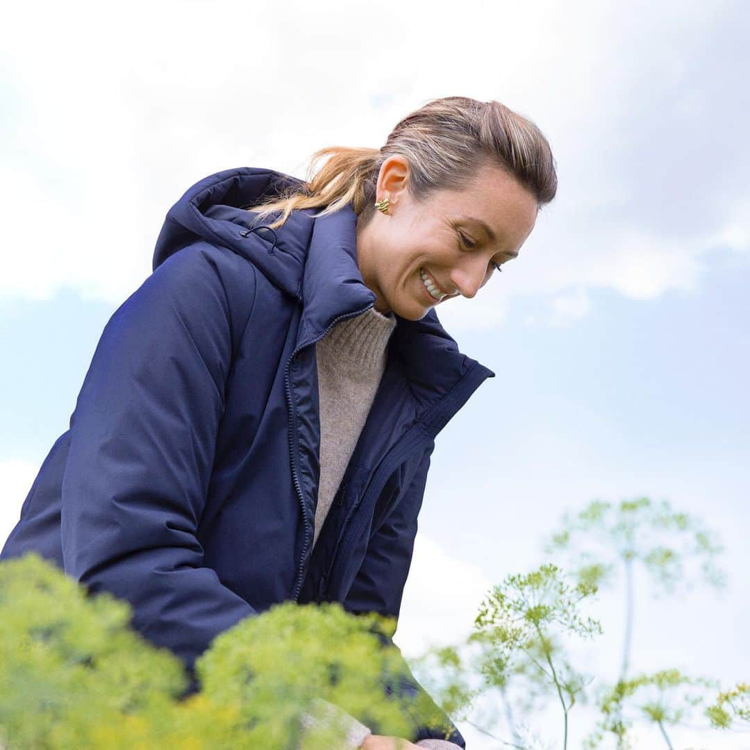 ユニクロさんのインスタグラム写真 - (ユニクロInstagram)「She is a farmer.🥦 Let’s explore life with Annie Novak Visit our website to find more inspiration with @annienovak_  #Liveto #InspiredByLife #LifeWear  https://www.uniqlo.com/lifewear-people/us/en/annie_novak/」11月28日 9時58分 - uniqlo