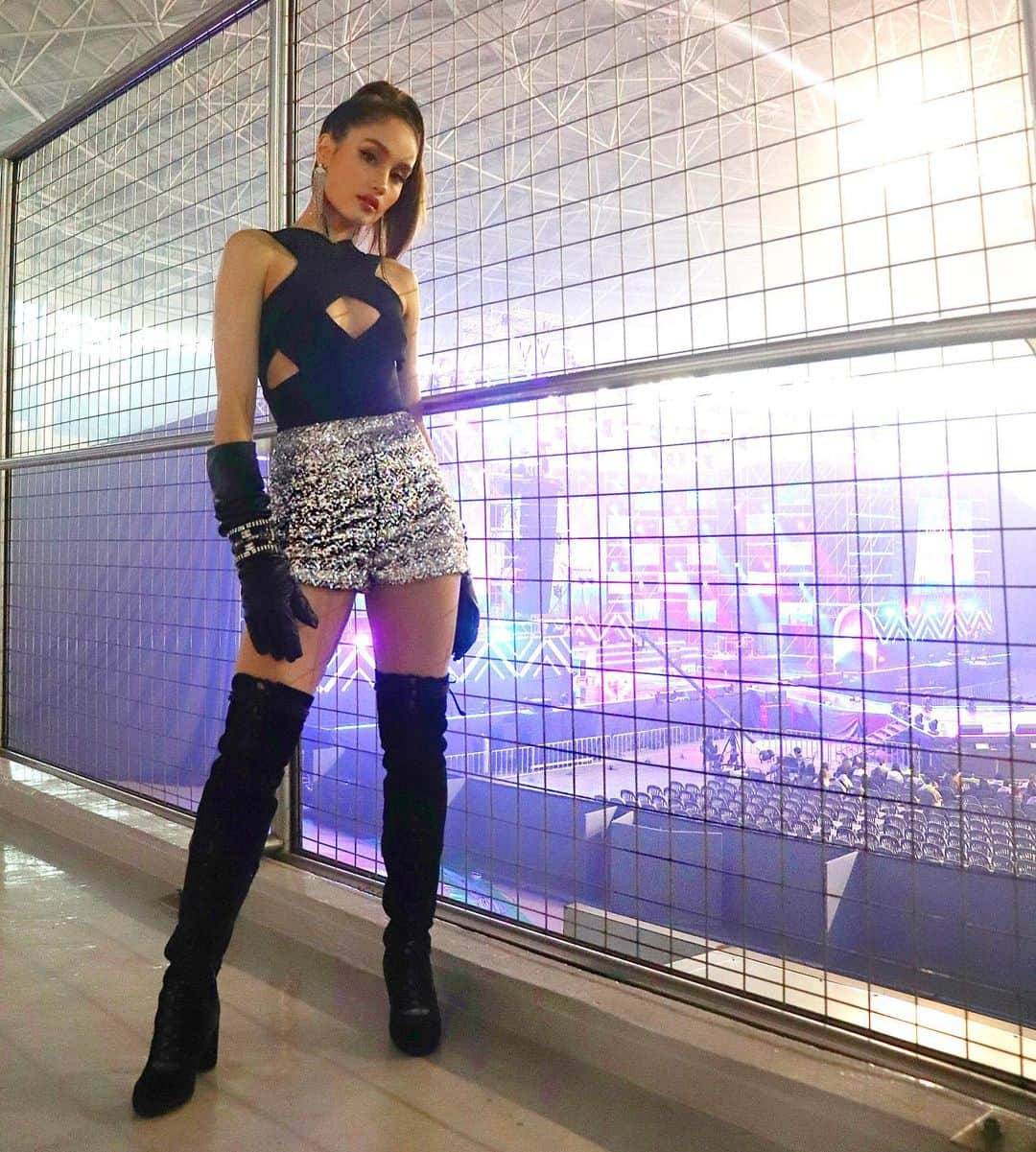 Cinta Lauraさんのインスタグラム写真 - (Cinta LauraInstagram)「Ready to light up the stage! #styledbyastecat」11月28日 9時58分 - claurakiehl