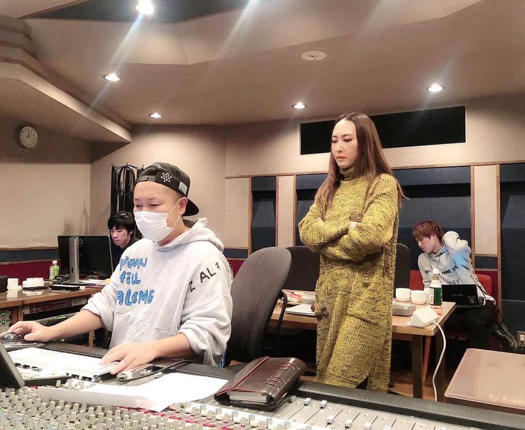のインスタグラム：「Recording😎  来春にリリース予定の楽曲！ 私自身もとても大好きな1曲。　 最近はコライトさせてもらう機会が多い中で 作詞・作曲・編曲・レコーディングまで全てを任せて頂けるのはホントに嬉しいこと🥰クリエイター冥利に尽きます！  やっぱり現場は楽しい👏🏻 顔が真剣風。いや、真剣だ。  #studiolife #studio #music #recording #creation #writer #composer #arranger #recordingengineer #作詞家 #作曲家 #編曲家 #エンジニア #tokyo #lifeisbeautiful」