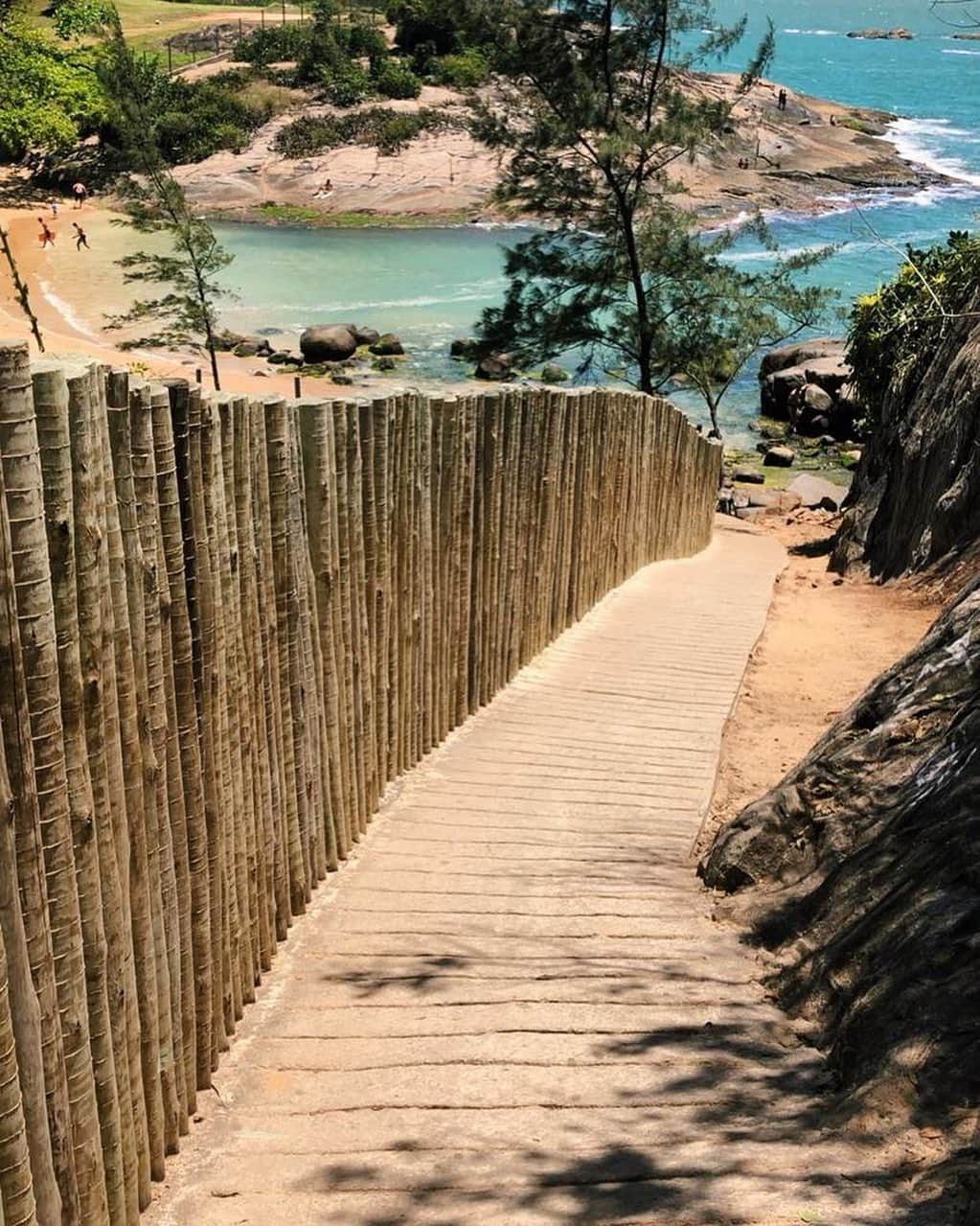 Inspirationさんのインスタグラム写真 - (InspirationInstagram)「Já ouviram falar na famosa praia secreta? Ela está localizada em Vila Velha, Espírito Santo. Só de ver essa imagem da uma vontade de ir para a praia nesse exato momento 🤤. Registro incrível da nossa seguidora do {@sonhoabordo} 🌴. #decoreinteriores #decorcriative. Follow @sonhoabordo.」11月28日 10時05分 - decorcriative